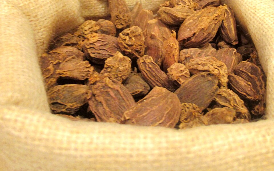 Black cardamom whole
