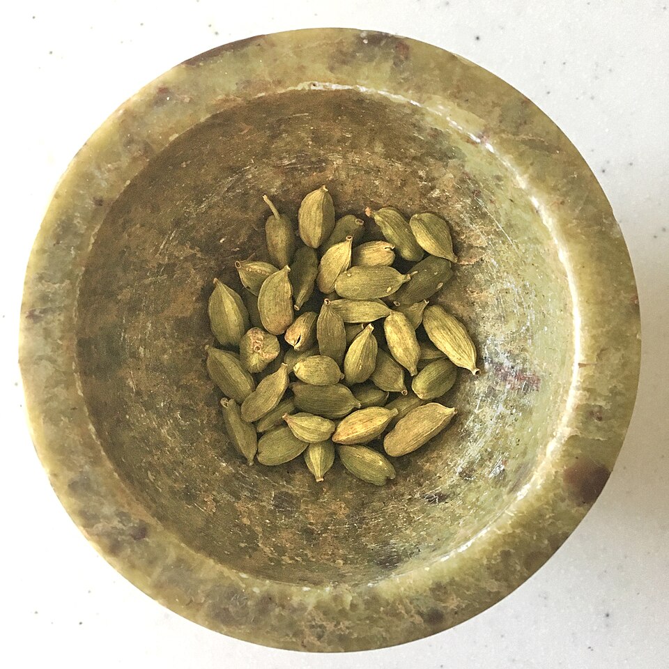 Green cardamom whole
